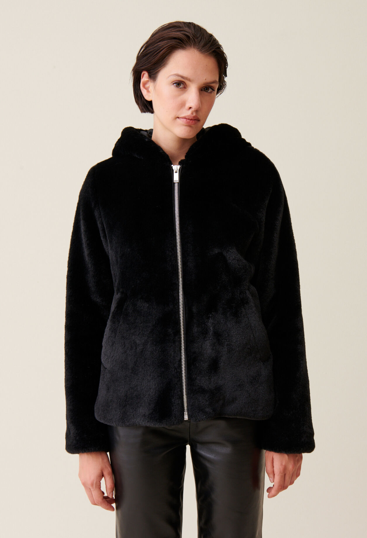 Chaqueta de pelo sintético con capucha