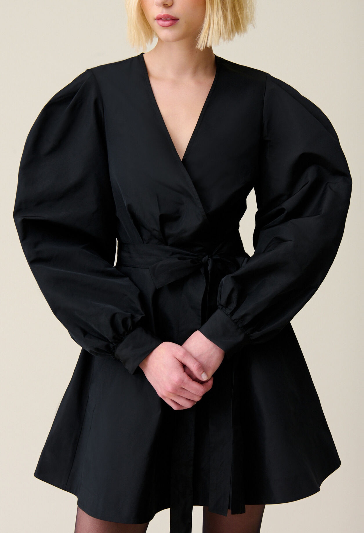 Vestido corto negro manga globo