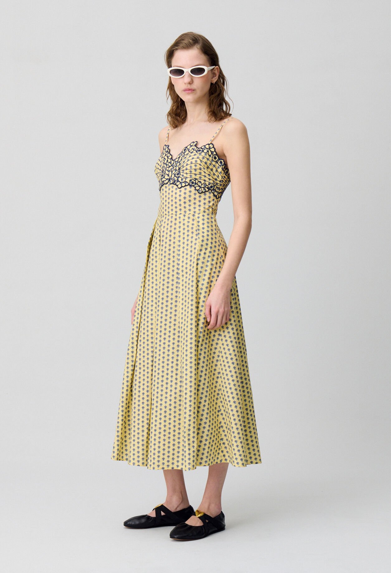 Vestido largo con escote.