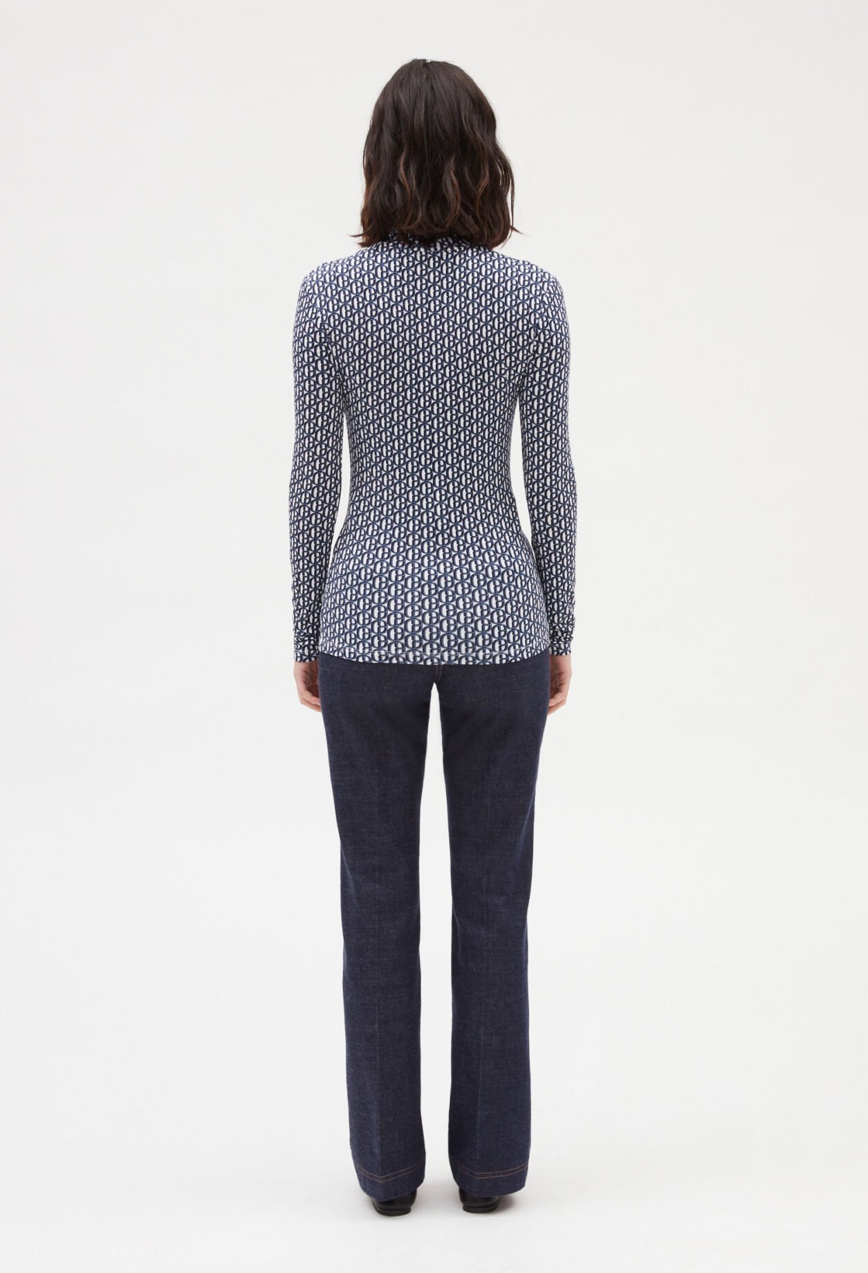 Camiseta cuello alto con monograma azul 