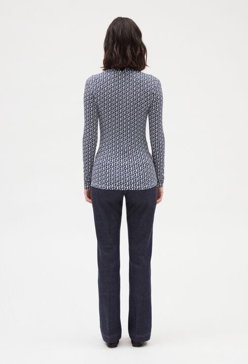 Camiseta cuello alto con monograma azul 