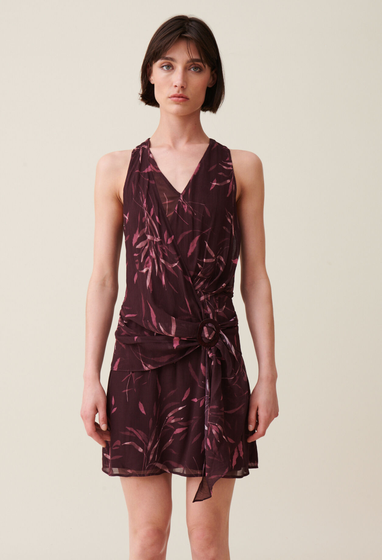 Vestido corto fluido sin mangas forrado