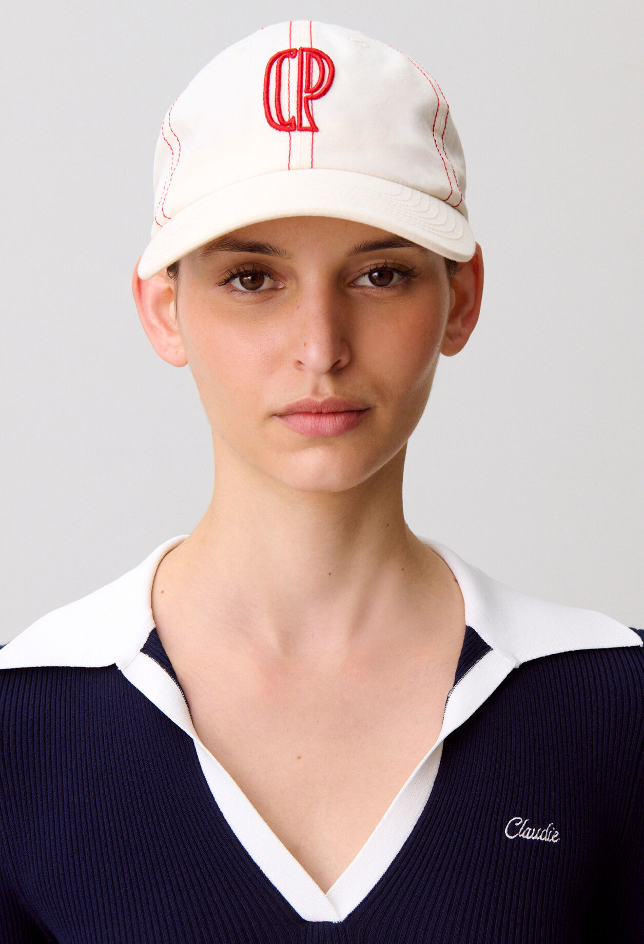 Gorra con monograma CP bordado