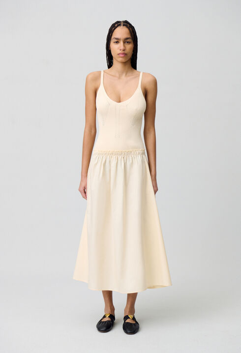 Vestido midi con cuerpo de croché.