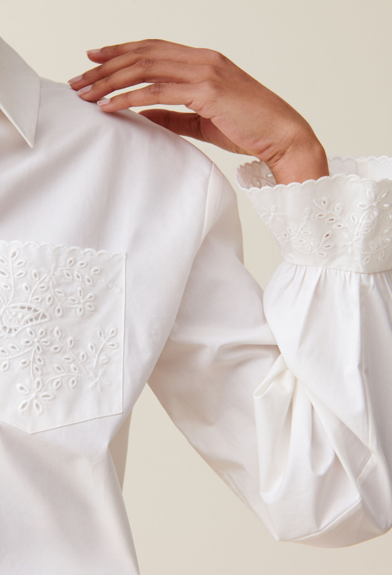 Camisa blanca bordada