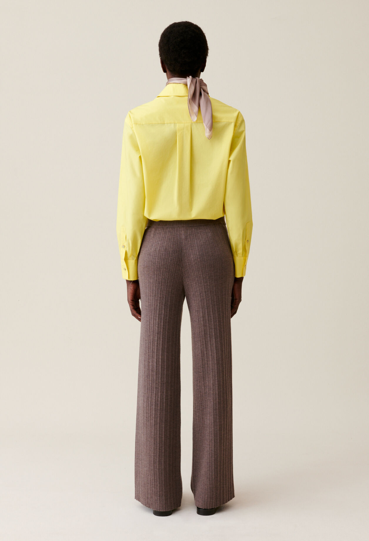 Pantalón de punto acampanado