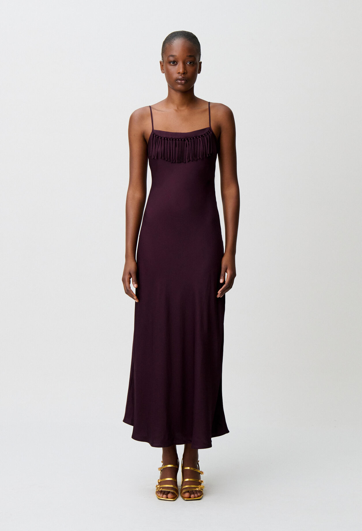 Vestido fluido satinado con flecos
