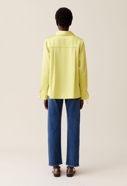 Blusa fluida cuello abierto
