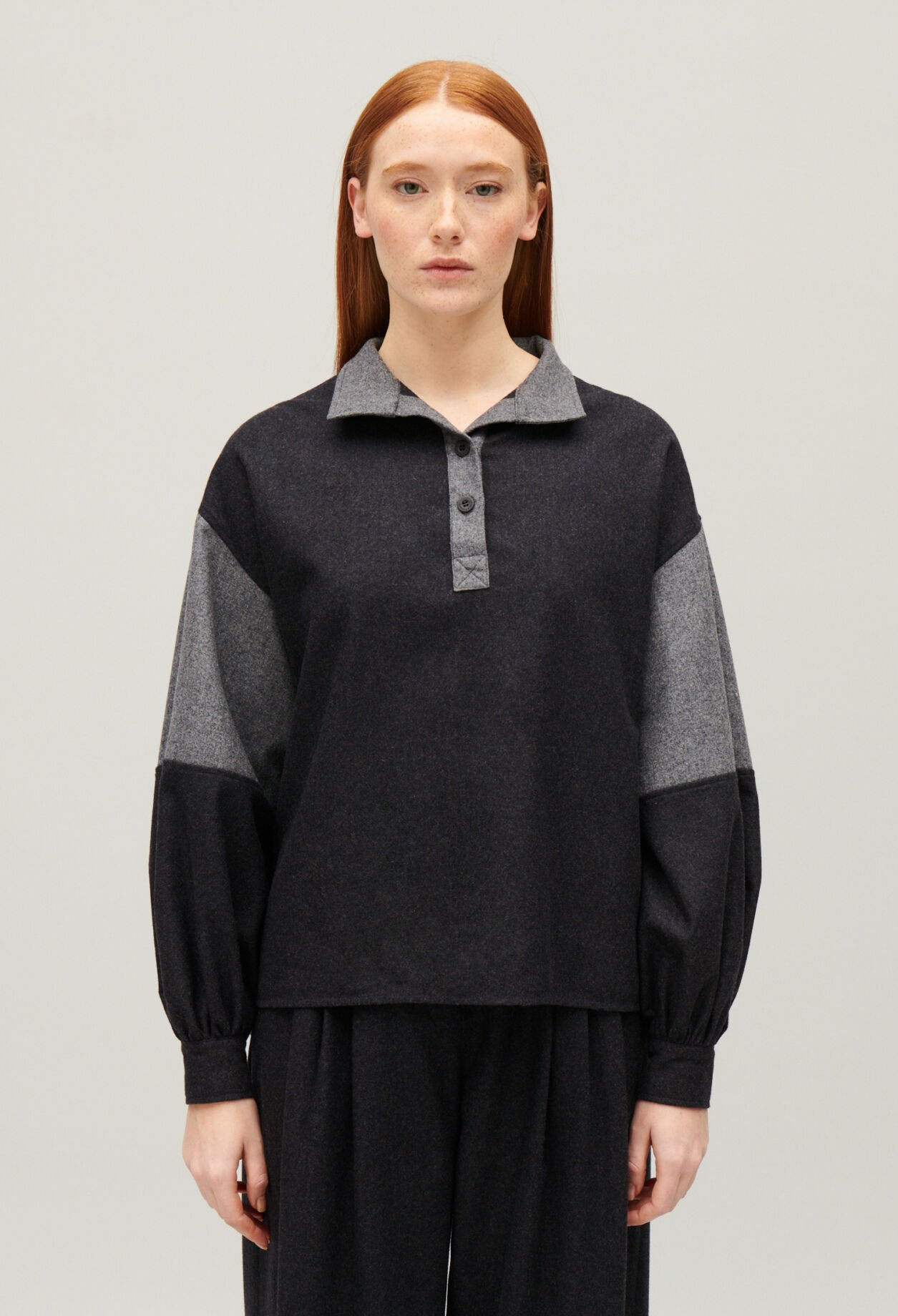 Blusa suelta gris oscuro