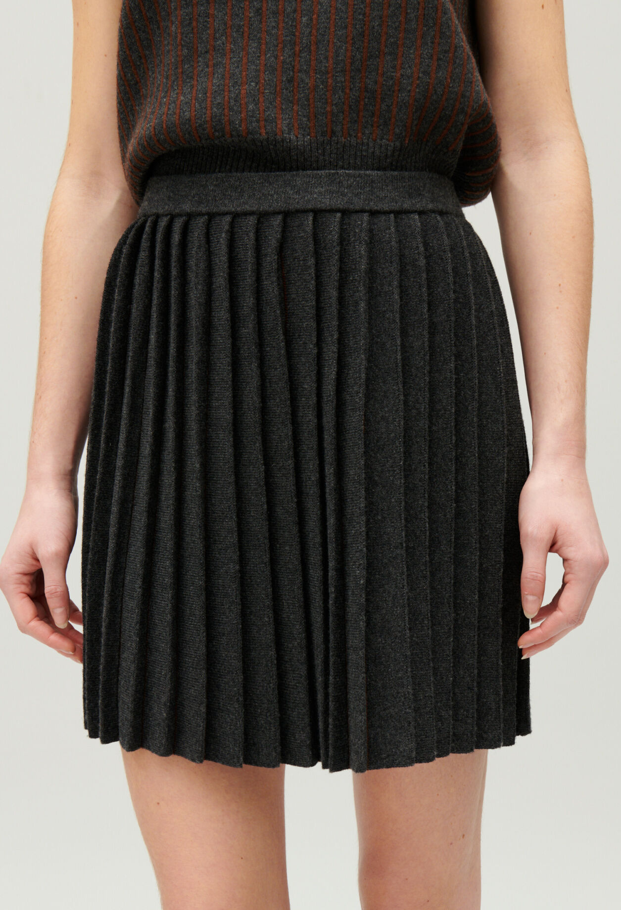 Falda corta plisada gris jaspeado