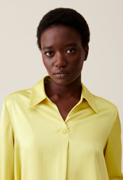 Blusa fluida cuello abierto