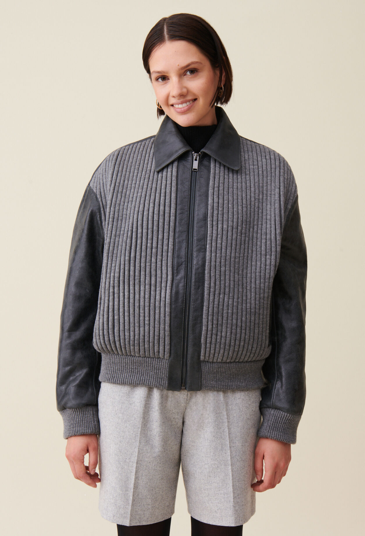 Bomber gris bimateria de cuero