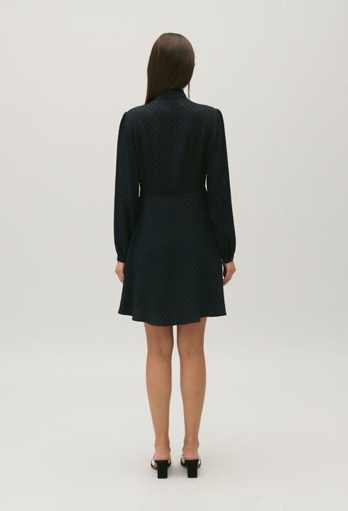 Vestido con cuello chalina negro