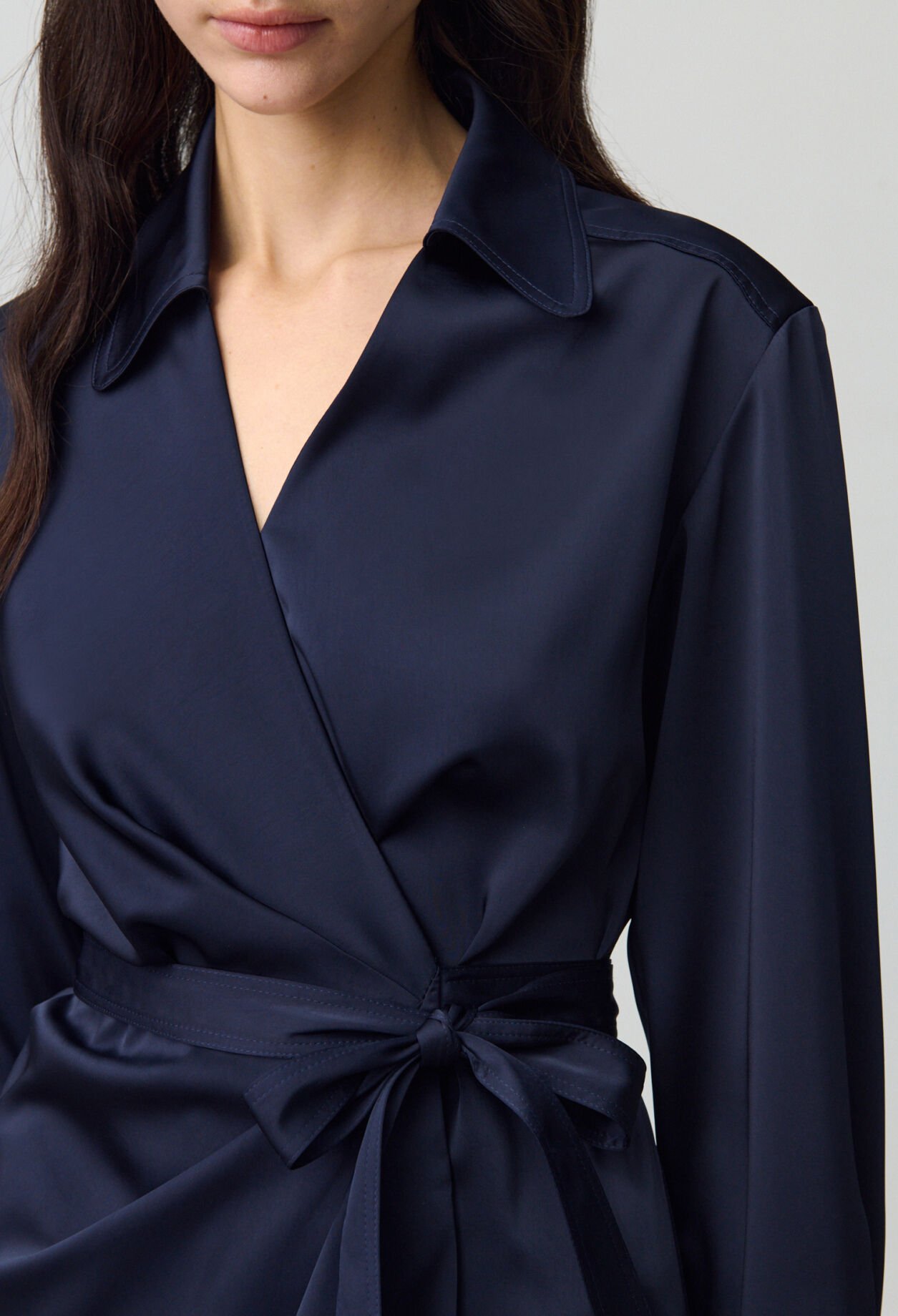Vestido cruzado de largo medio