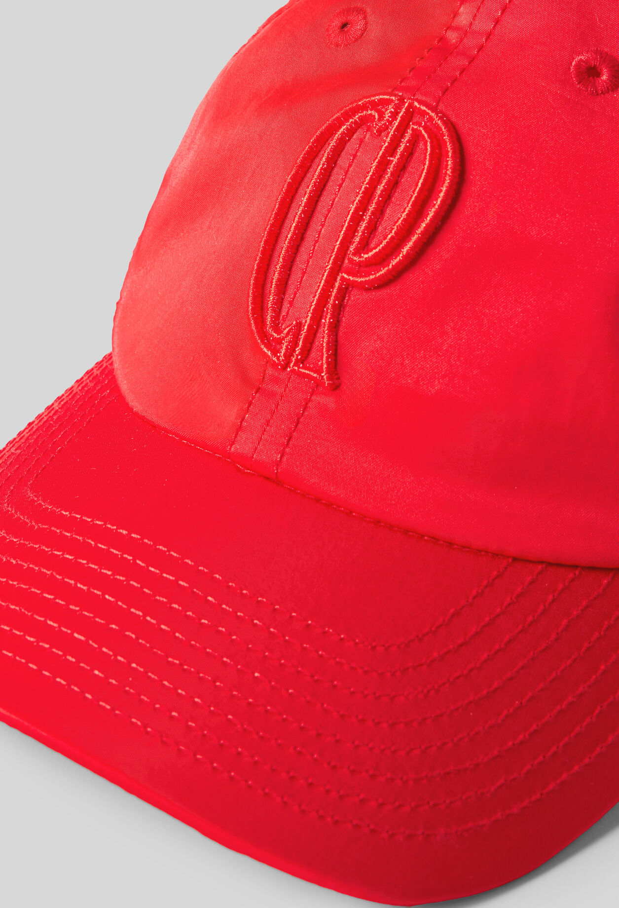 Gorra con monograma CP bordado