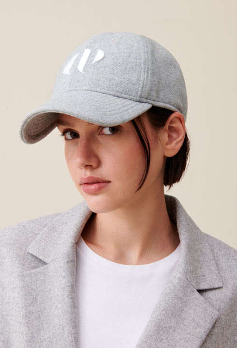 Gorra con bordado monograma CP