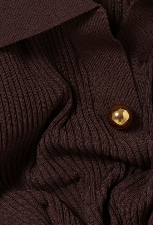 Vestido de punto de longitud media.