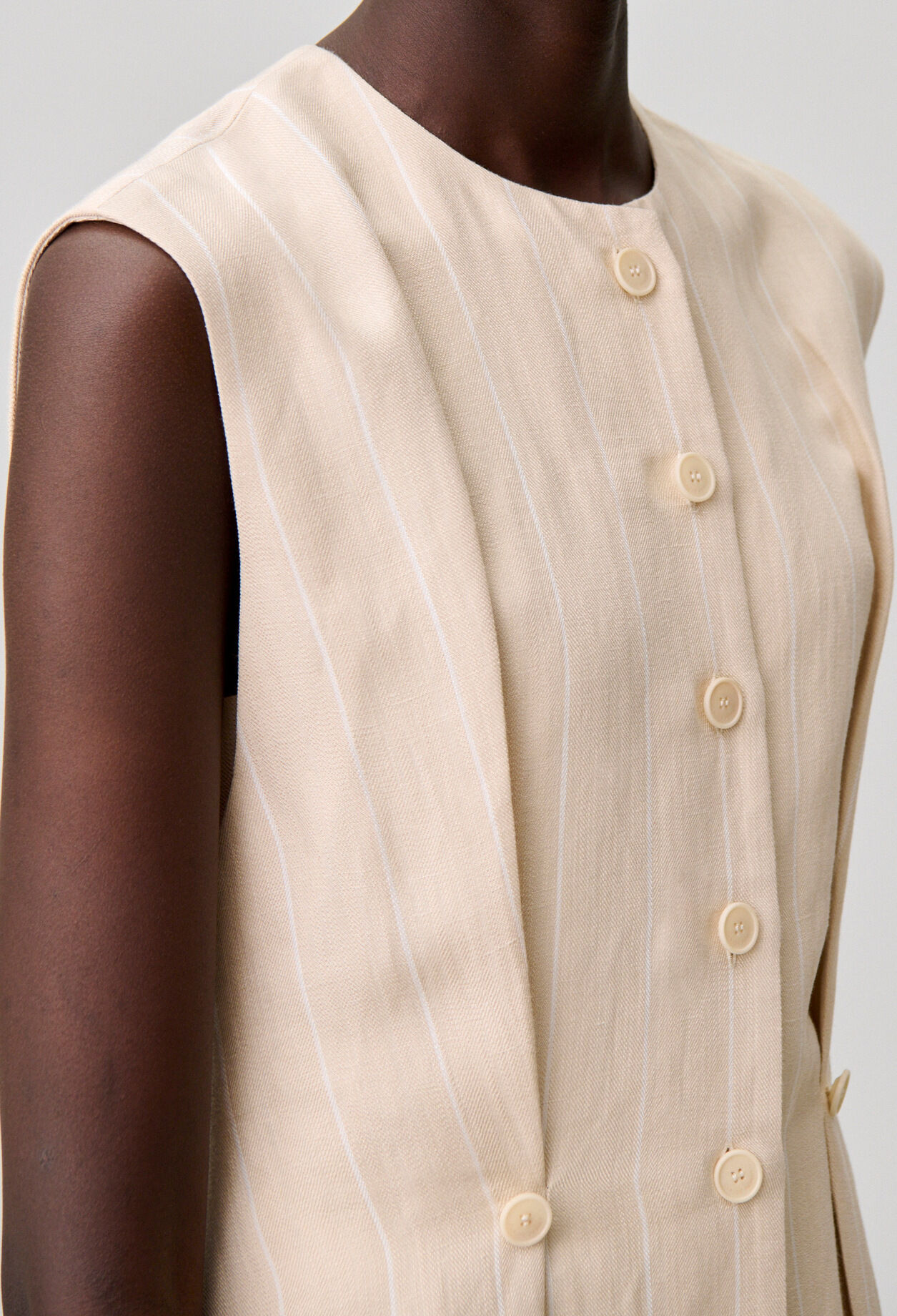 Vestido corto sin mangas