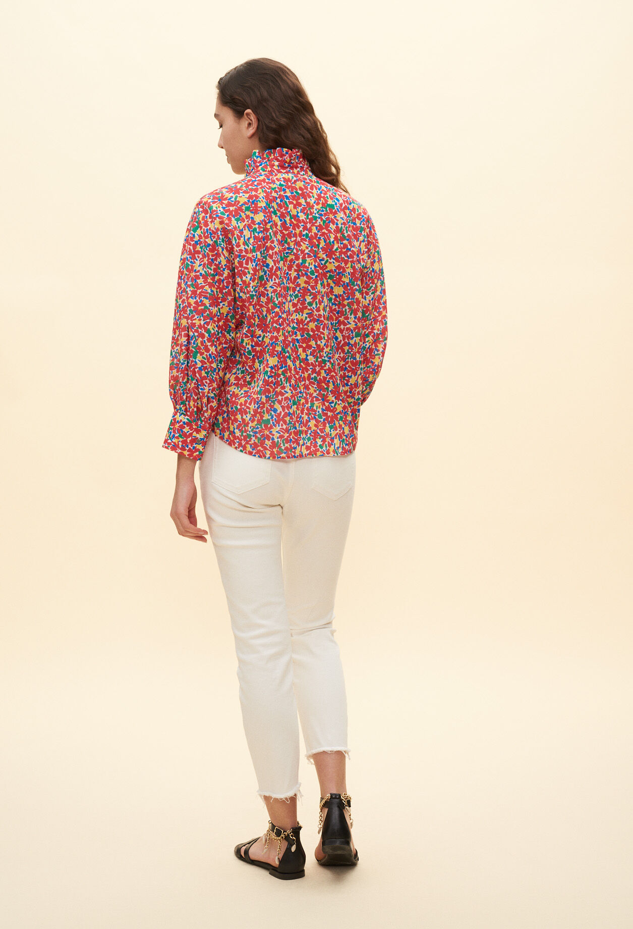 Camisa estampada con cuello victoriano