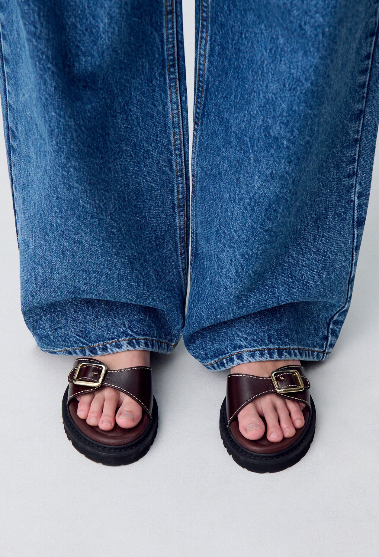 Sandalias de cuero con hebillas