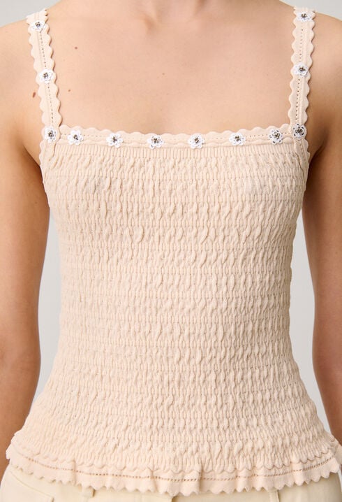 Top con bordados de flores