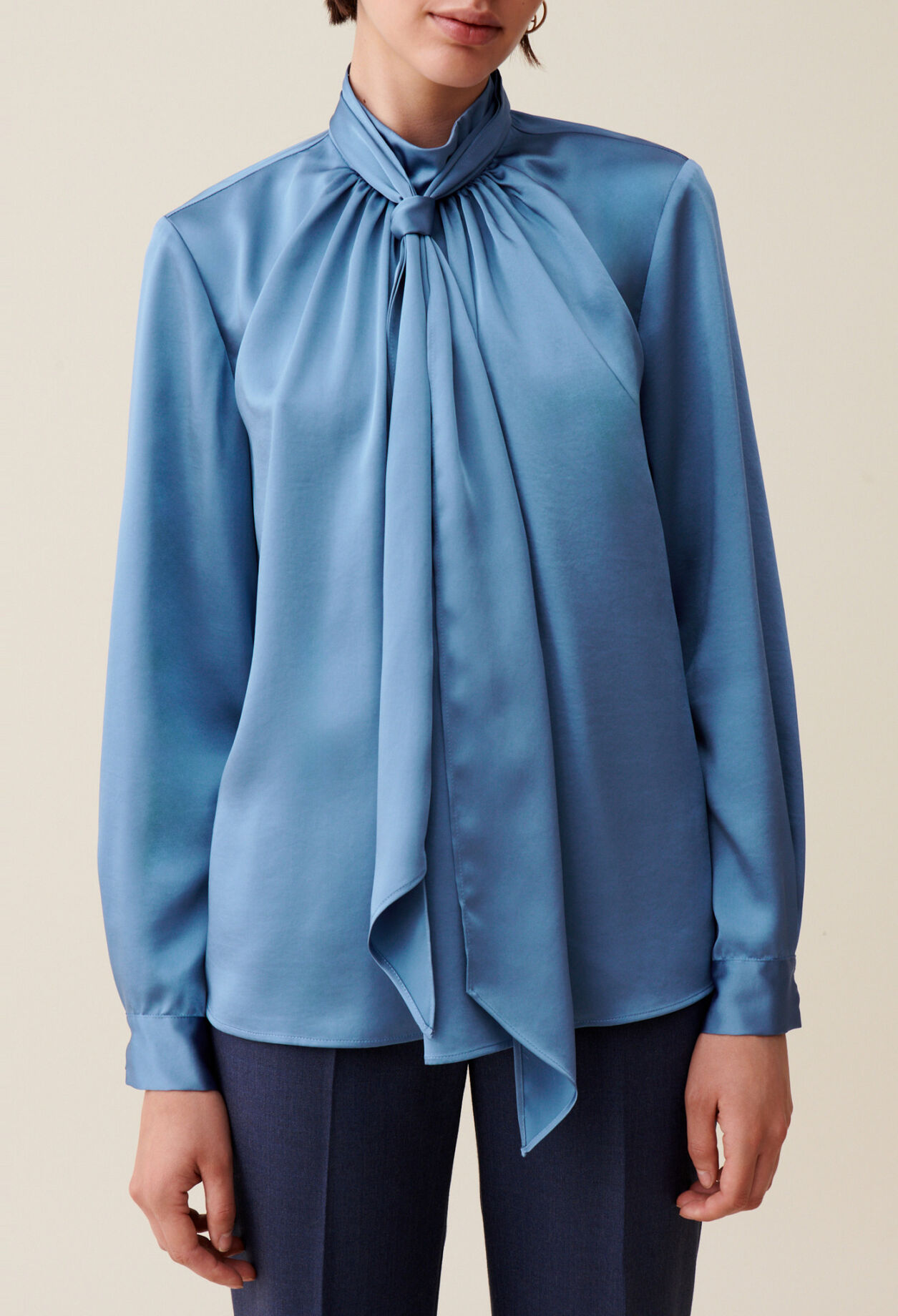 Blusa fluida con lazada al cuello