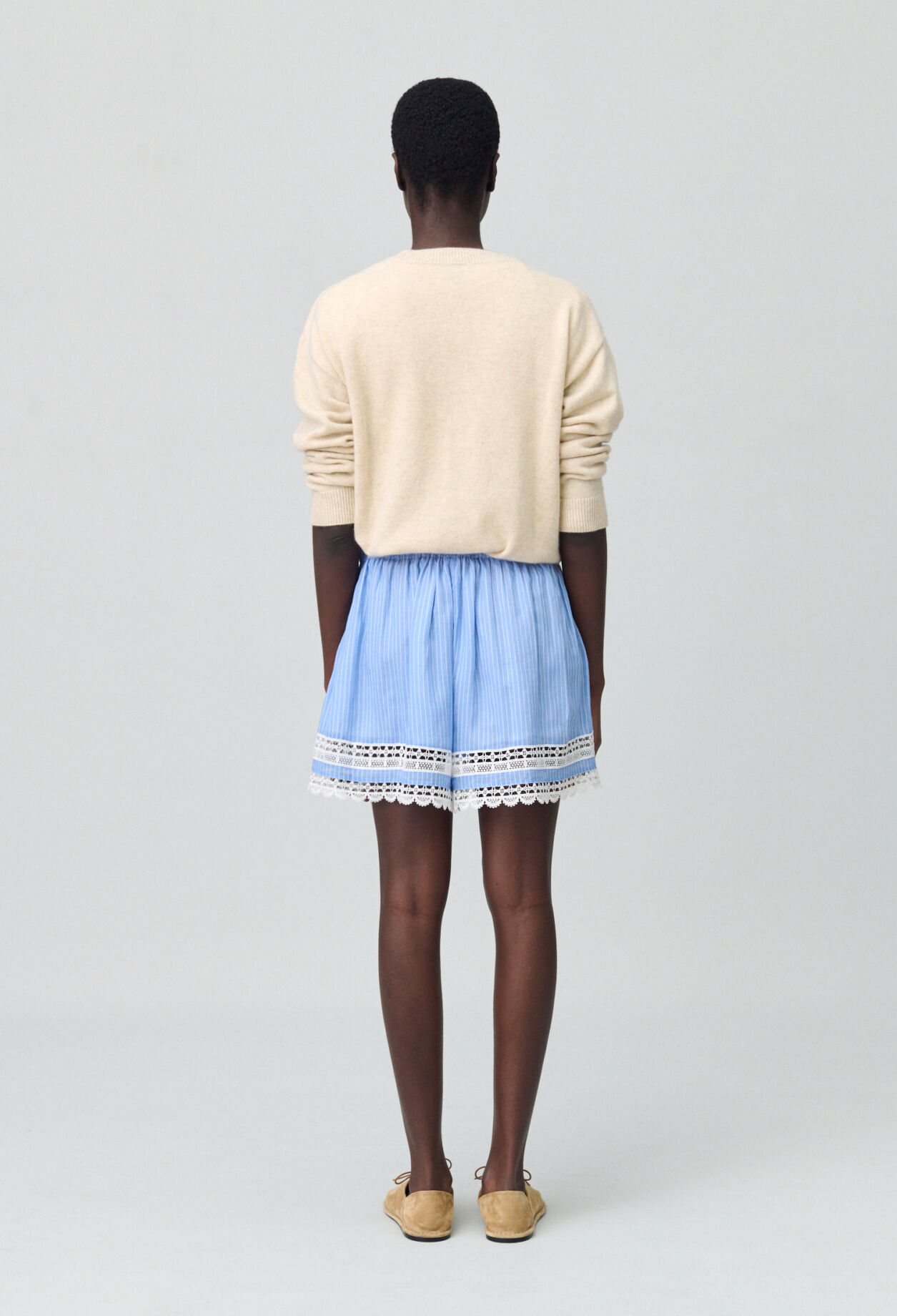 Short de rayas con encaje