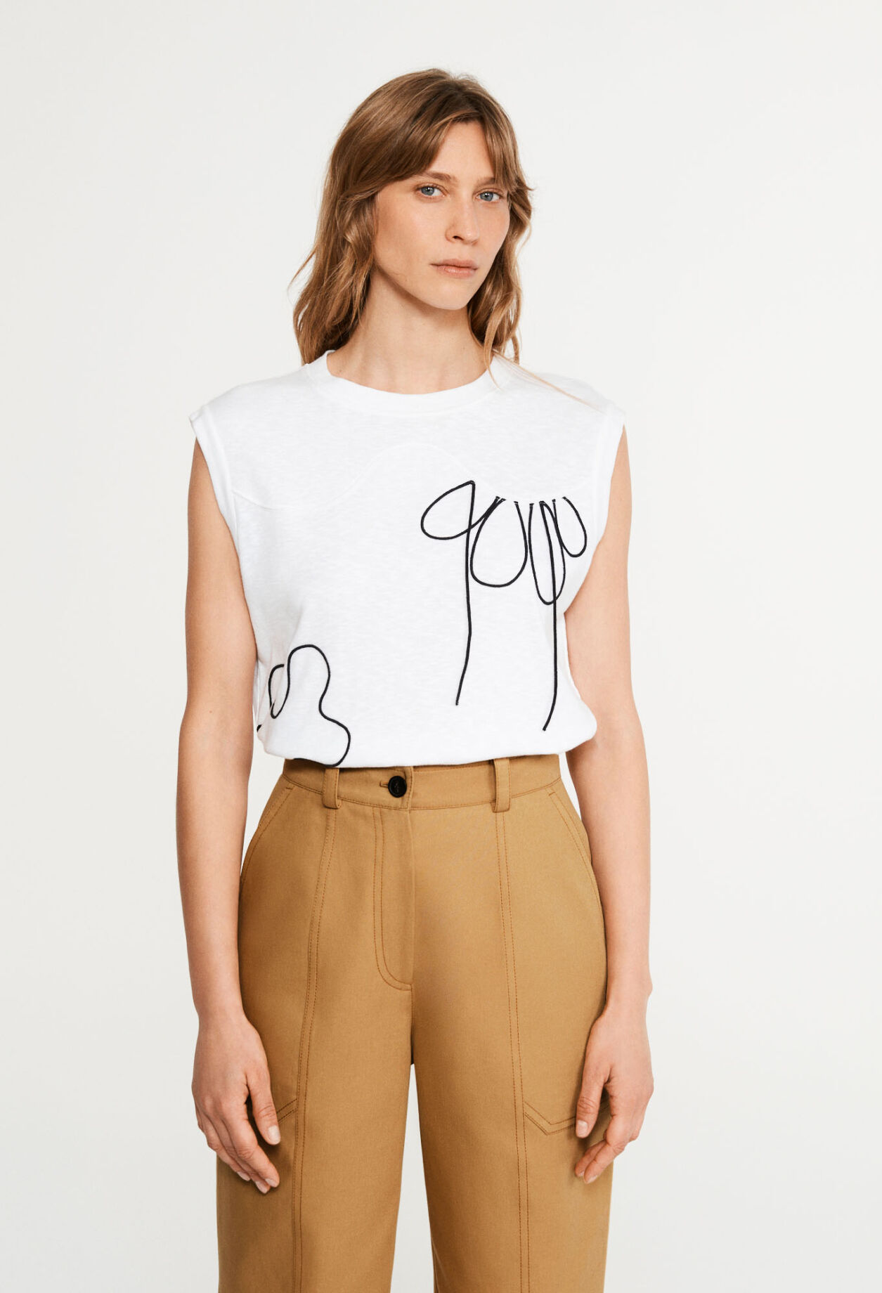 Camiseta bordada de algodón orgánico.