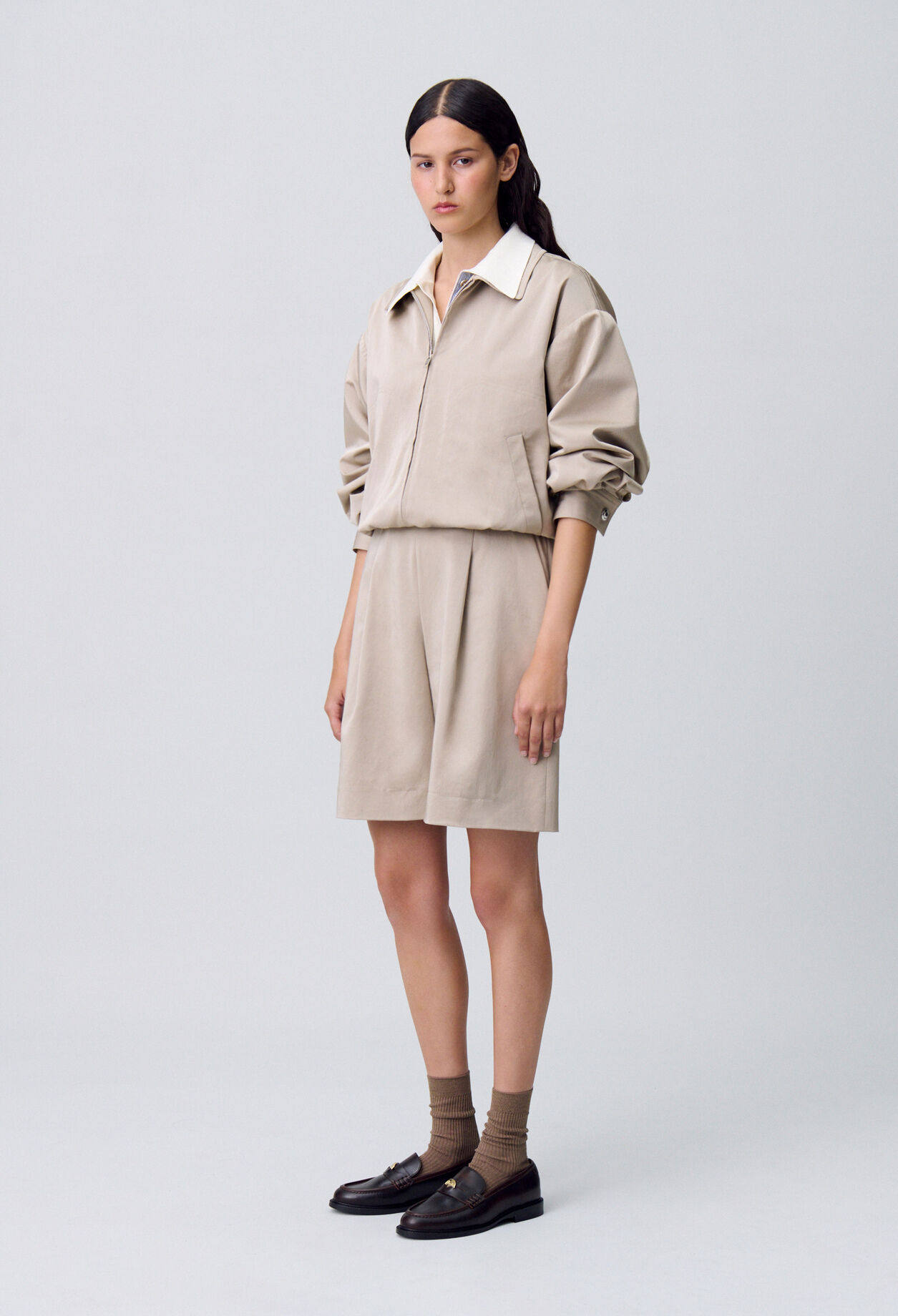 Bermudas cortos con pliegues