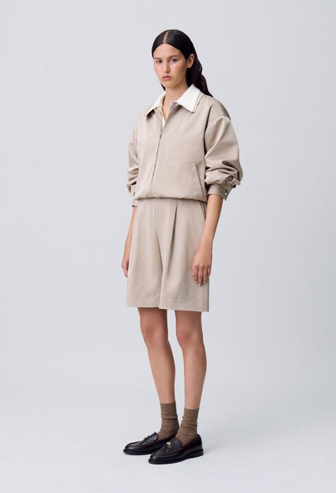 Bermudas cortos con pliegues