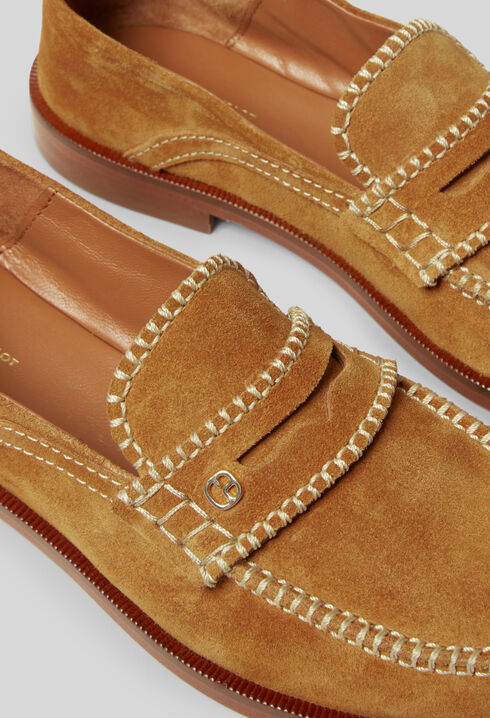 Mules ante monograma dorado