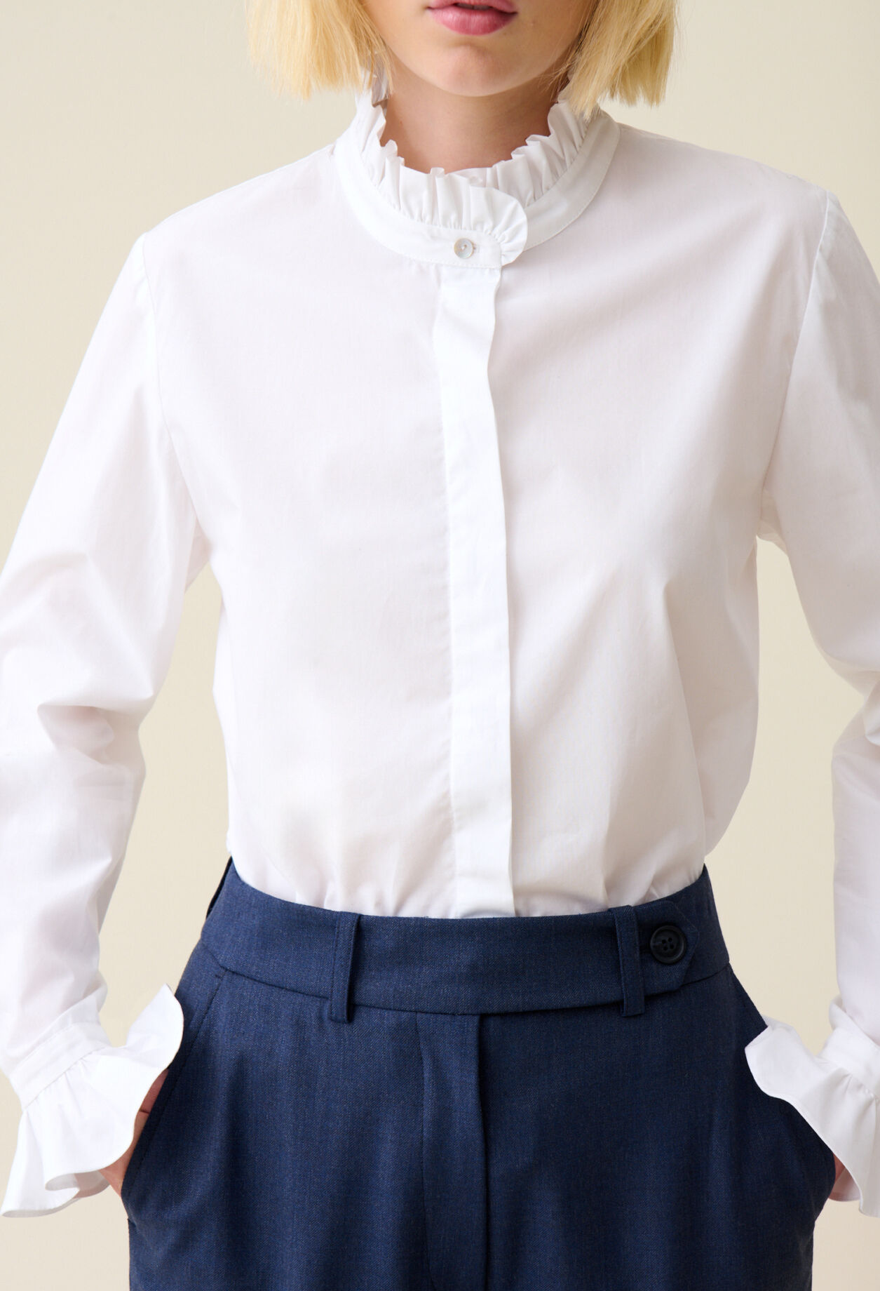 Blusa blanca cuello volante