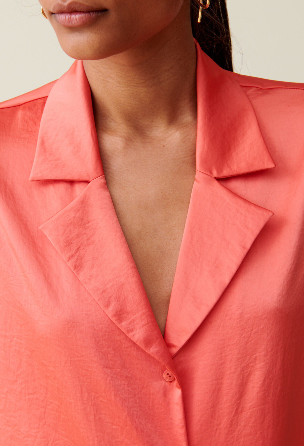 Blusa mandarina fluida y satinada