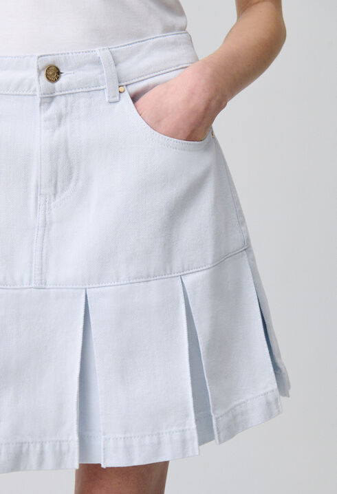 Falda corta de denim con pliegues