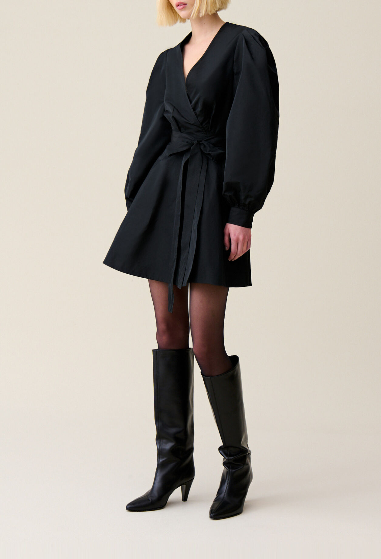 Vestido corto negro manga globo