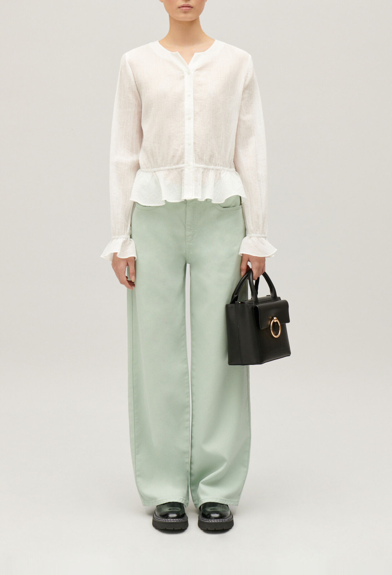 Camisa con bajo de volantes en crudo