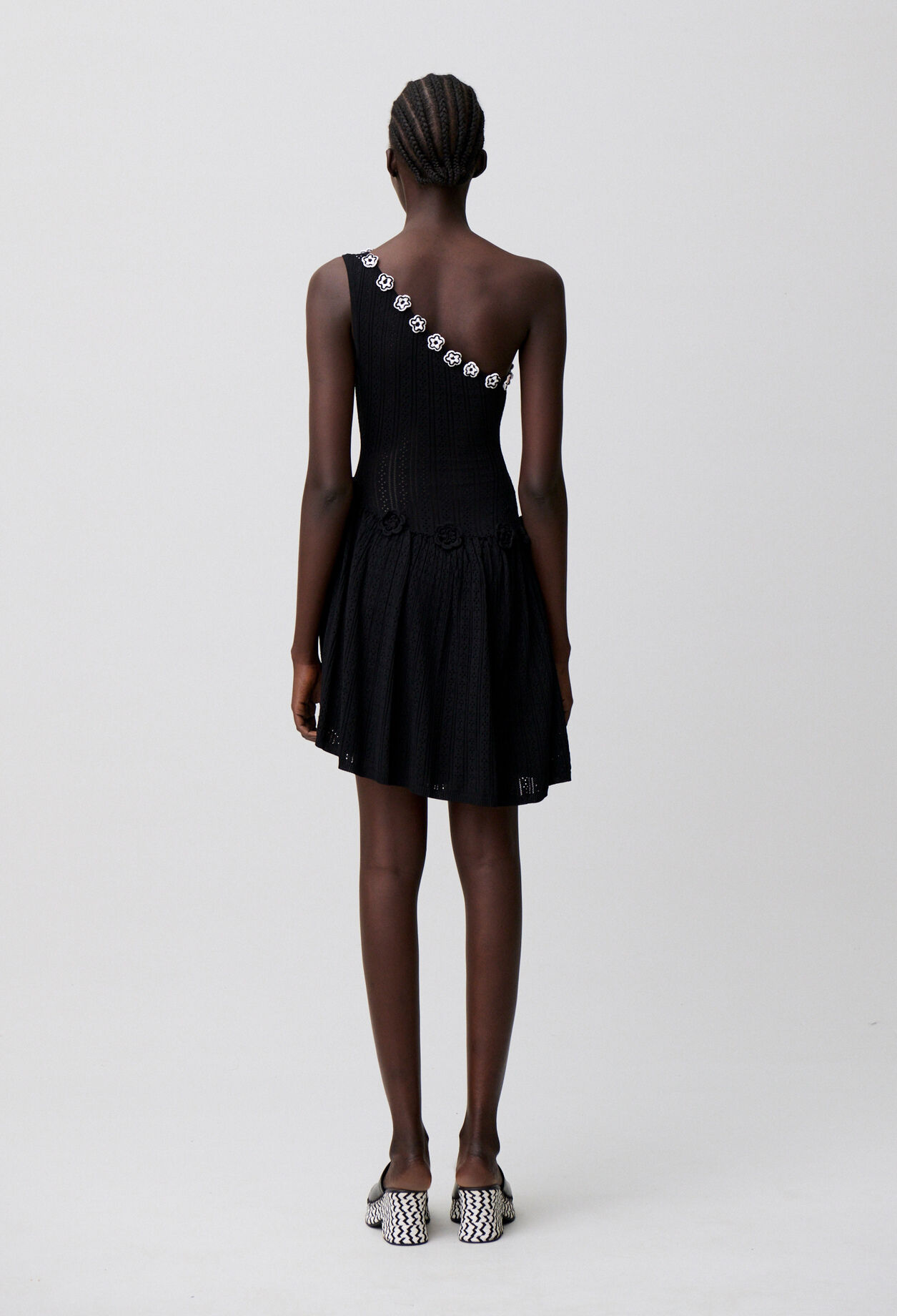 Vestido de punto con flores crochet