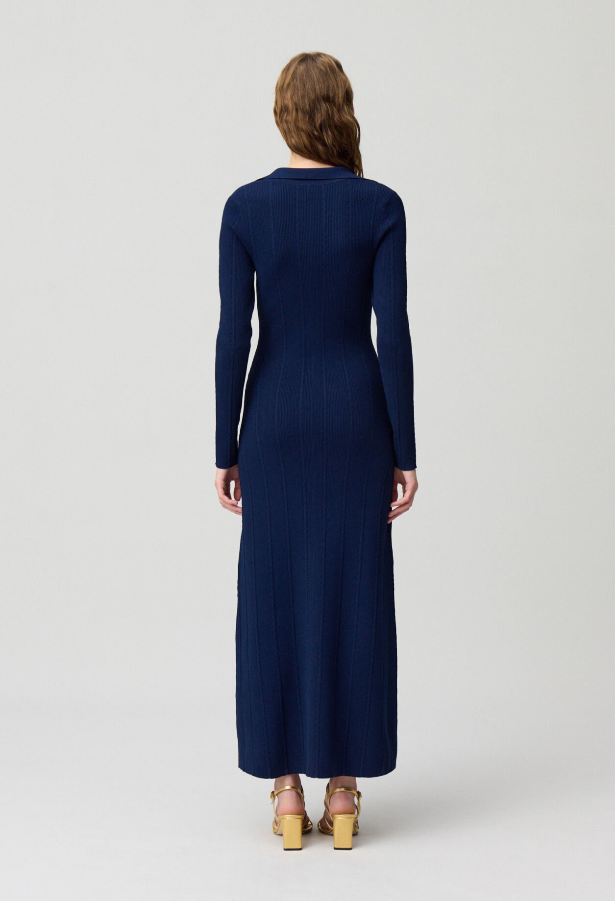 Vestido de punto de longitud media.