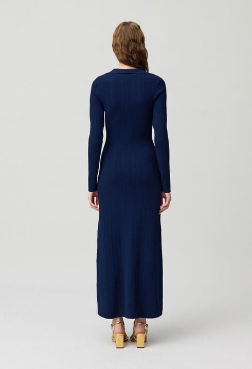 Vestido de punto de longitud media.