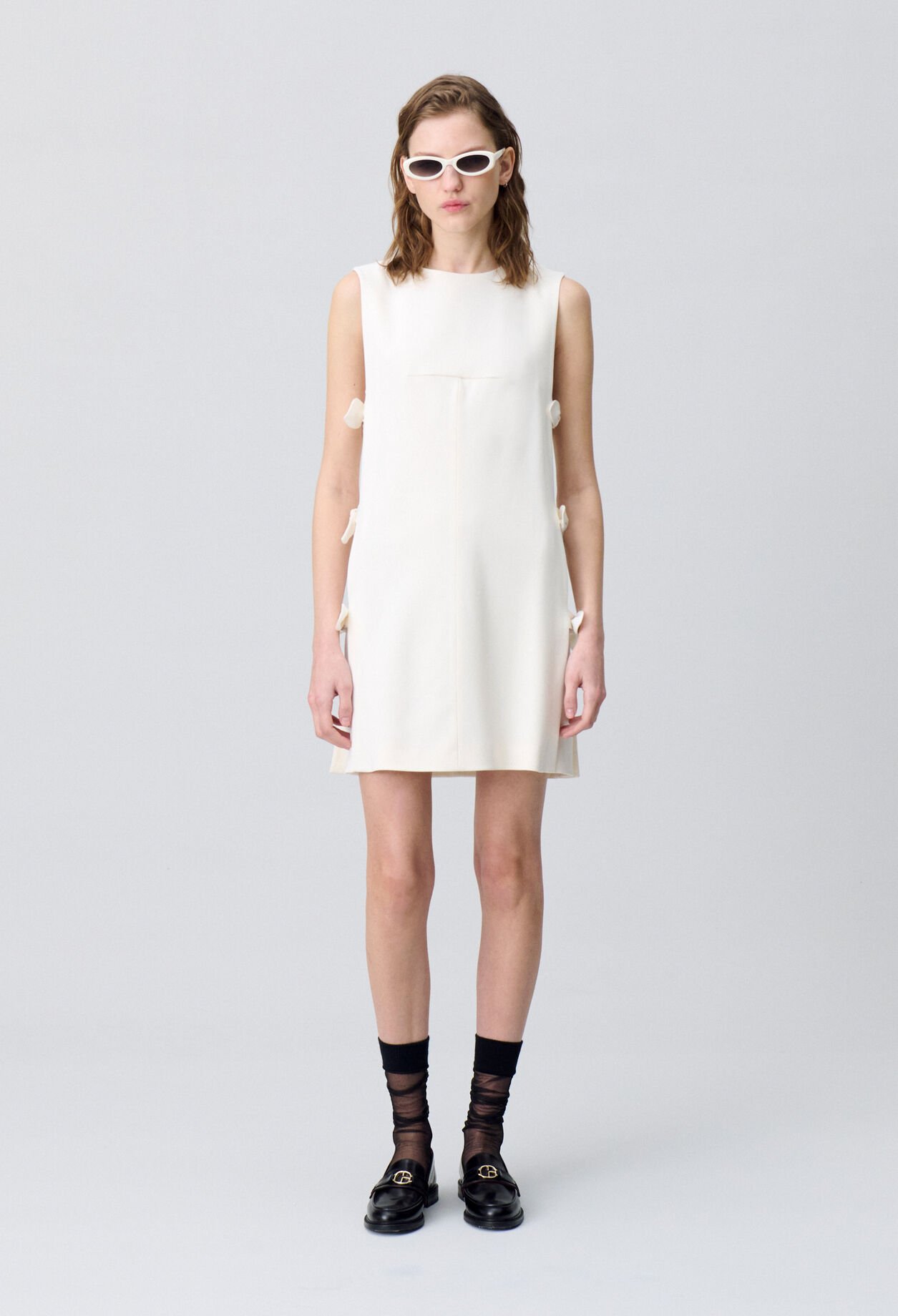 Vestido corto con lazos