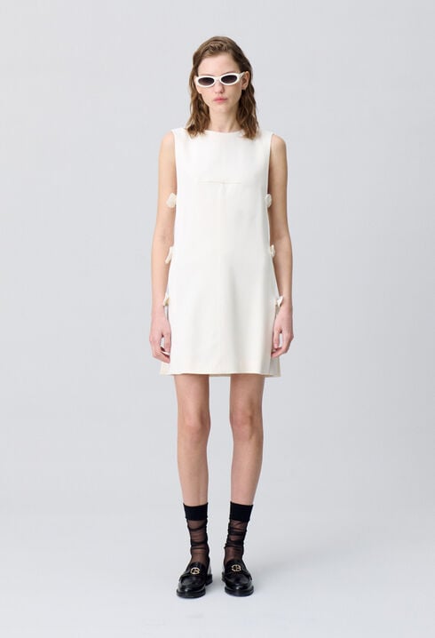 Vestido corto con lazos