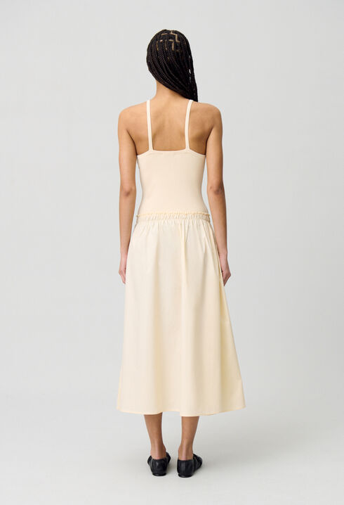 Vestido midi con cuerpo de croché.
