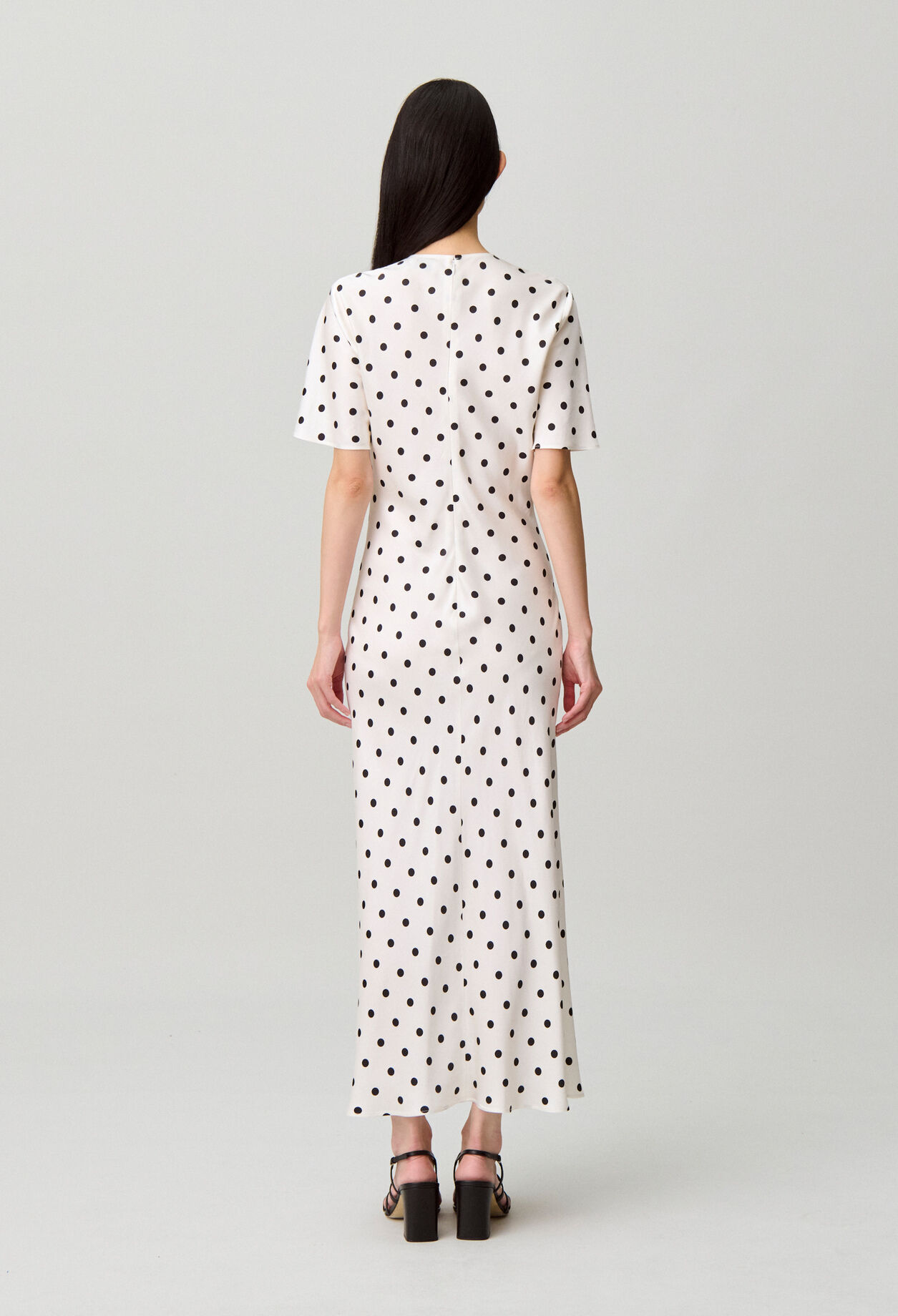 Vestido largo satinado de lunares