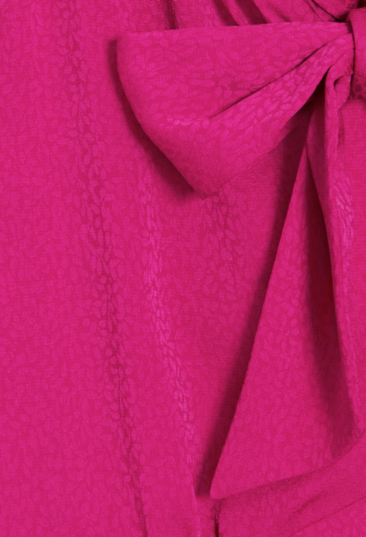 Vestido con cuello de corbata