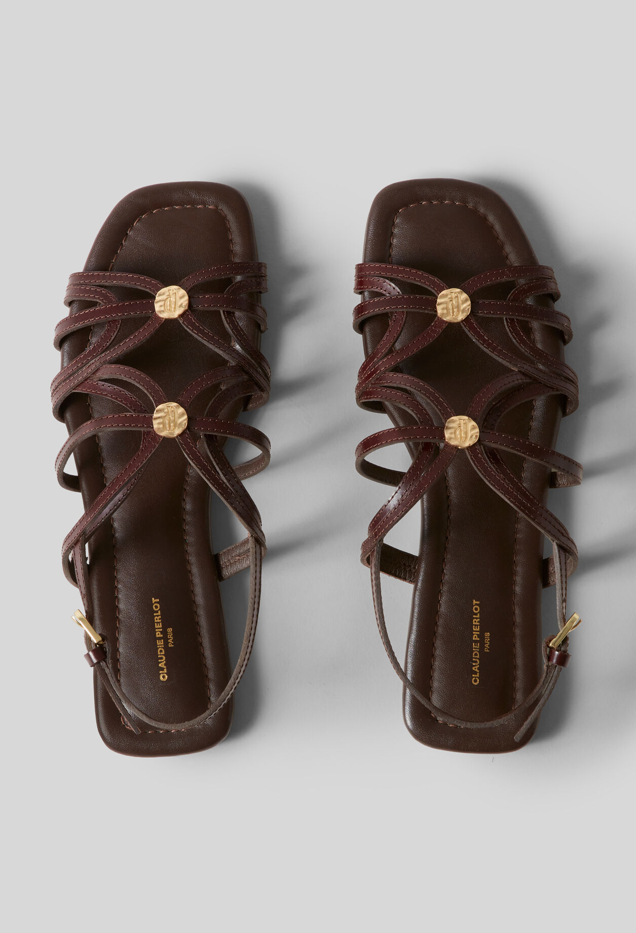 Sandalias con medallones