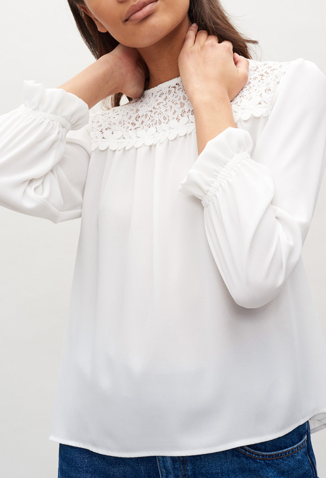 Blusa con detalles de guipur.