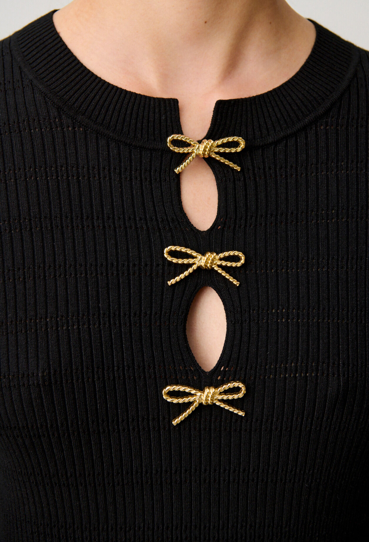 Vestido corto de punto con nudos