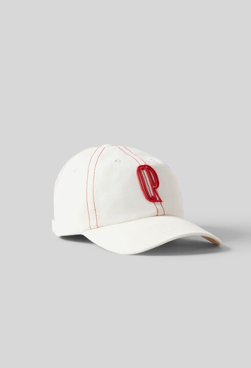 Gorra con monograma CP bordado