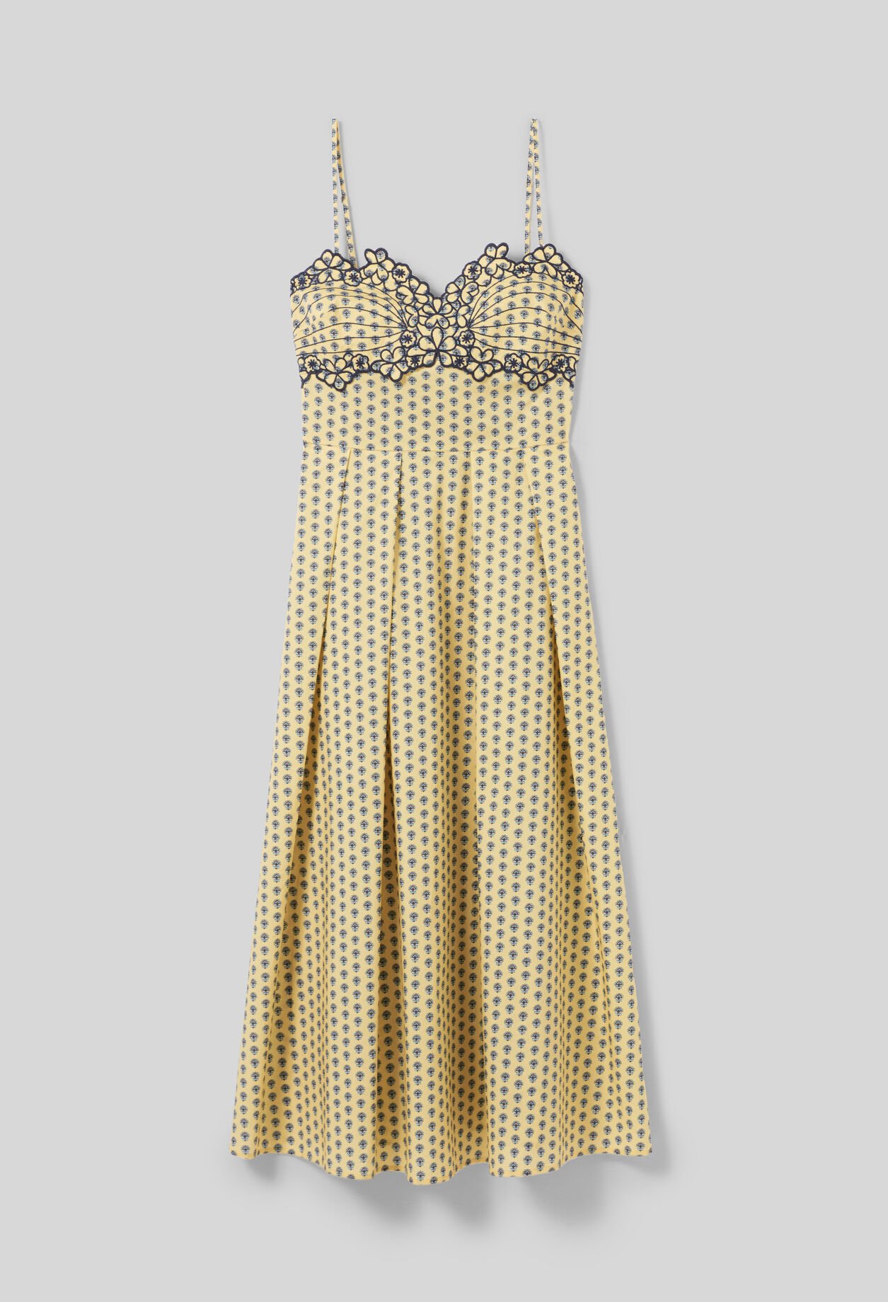 Vestido largo con escote.