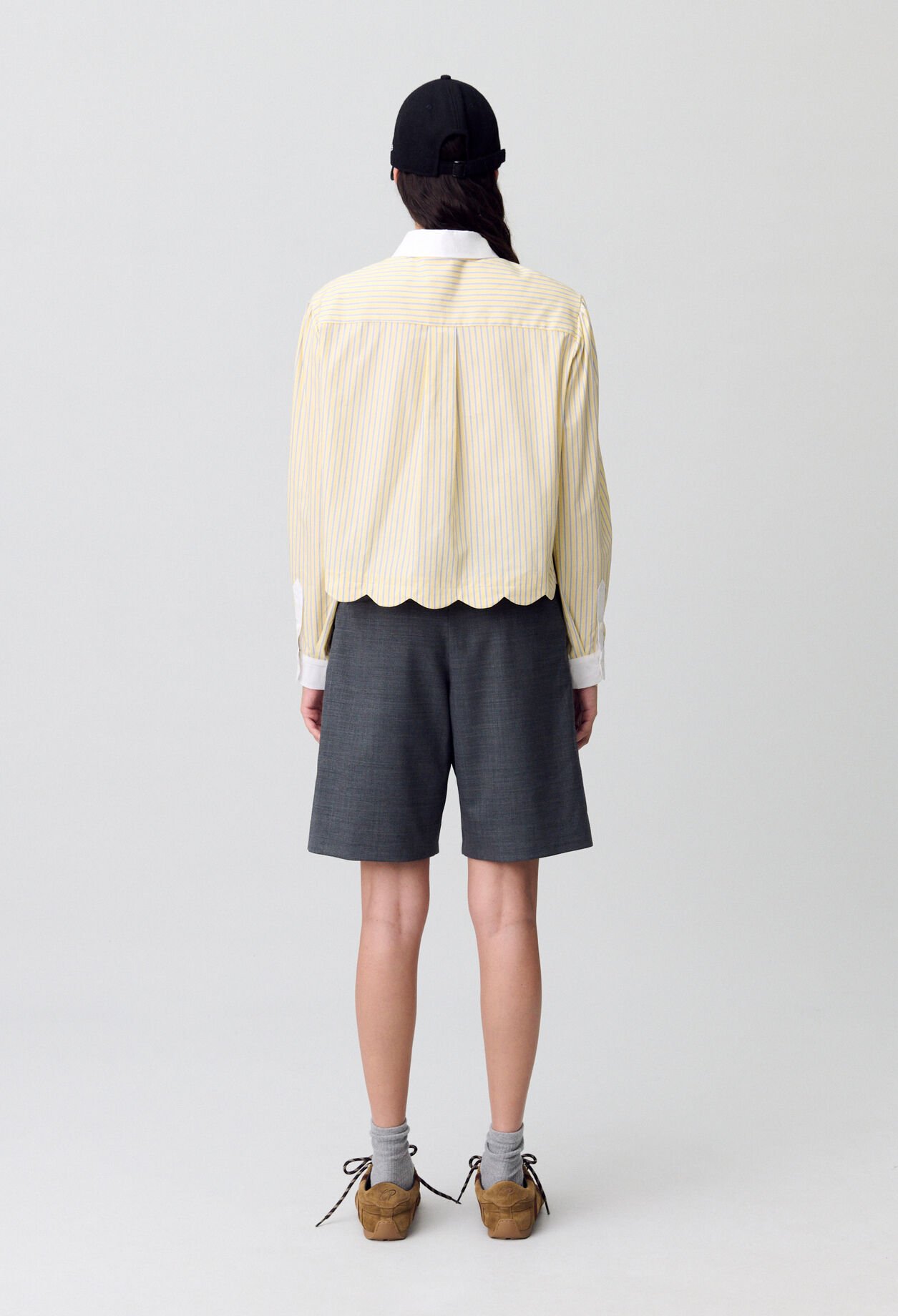 Camisa de rayas con cuello claudine